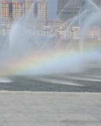 晉陽湖噴泉
　　晉陽湖公園是城市綜合型生態(tài)濱水公園，其景觀工程分為10大區(qū)域，有生態(tài)自然游覽區(qū)、僑鄉(xiāng)文化廣場區(qū)、古厝文化體驗區(qū)、濕地生態(tài)科普區(qū)、城市文化廣場區(qū)、生態(tài)島休閑區(qū)、山林沙地游玩區(qū)和水上活動區(qū)。 