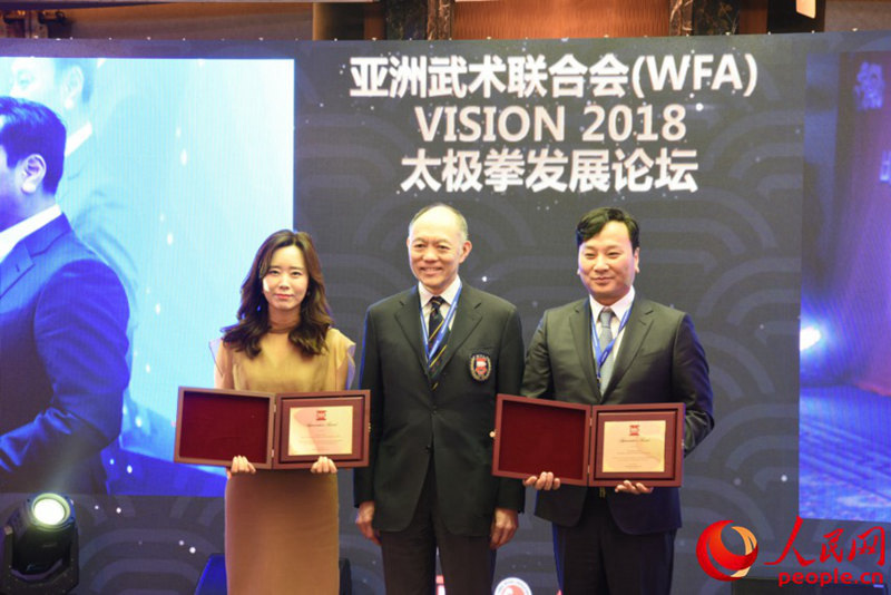 霍震寰主席向周玉波總經(jīng)理和樸昶范會長頒發(fā)了功勞獎。裴埈基攝