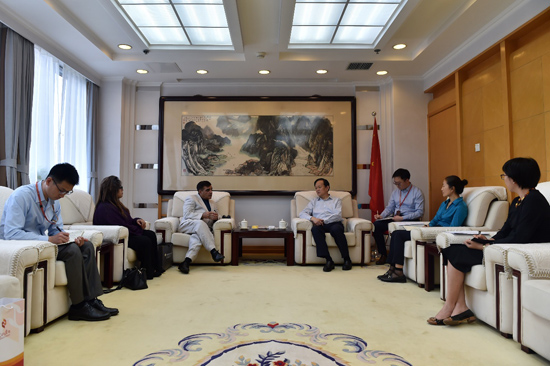 人民日?qǐng)?bào)社社長(zhǎng)李寶善會(huì)見(jiàn)巴基斯坦《每日郵報(bào)》社長(zhǎng)兼總編輯馬克東·巴伯一行。（攝影：翁奇羽）