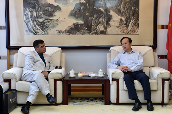 人民日?qǐng)?bào)社社長(zhǎng)李寶善會(huì)見(jiàn)巴基斯坦《每日郵報(bào)》社長(zhǎng)兼總編輯馬克東·巴伯。（攝影：翁奇羽）