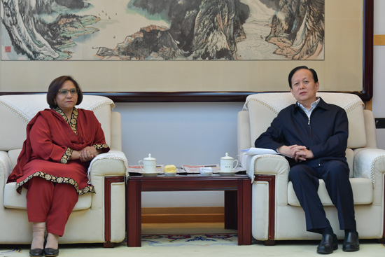 人民日報(bào)社社長李寶善在報(bào)社會見了巴基斯坦駐華大使哈什米（攝影：於凱）