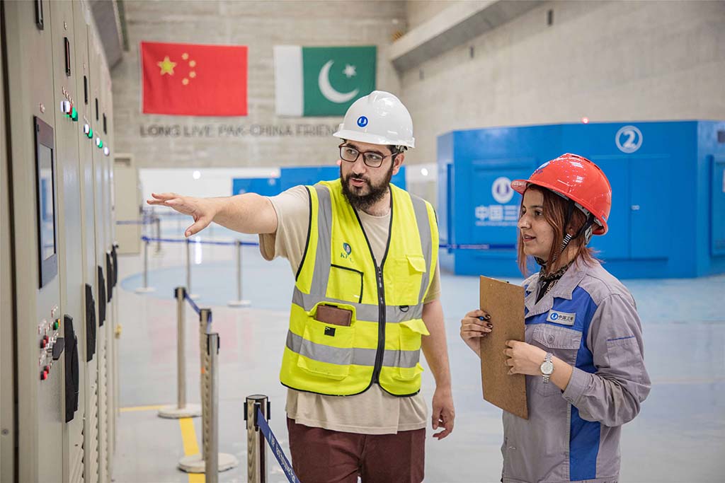 7月14日，巴方工作人員在卡洛特水電站-地下電廠(chǎng)檢查數(shù)據(jù)。 （人民網(wǎng)記者 薛丹攝）