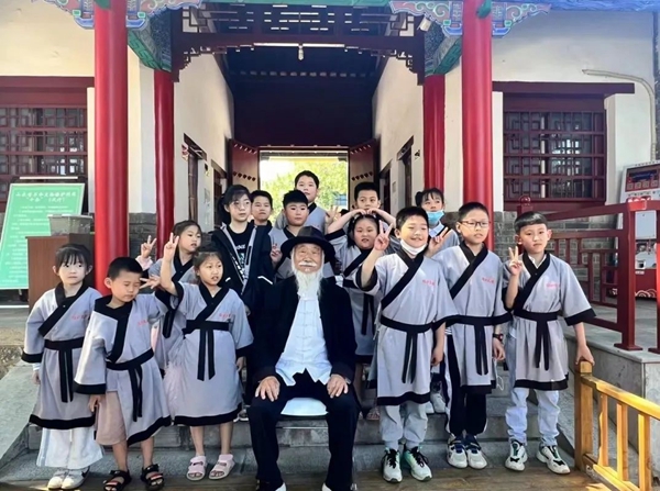 聽(tīng)孔廟歷史見(jiàn)證人——白胡子爺爺講述臨沂城過(guò)去的故事。臨沂市博物館供圖