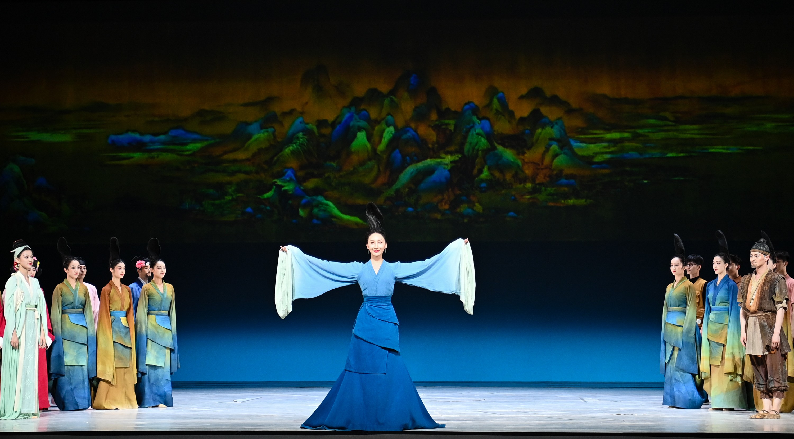 2023年7月20日，中國東方演藝集團演員在烏魯木齊文化中心大劇院表演舞蹈詩劇《只此青綠》。新華社記者 李響 攝