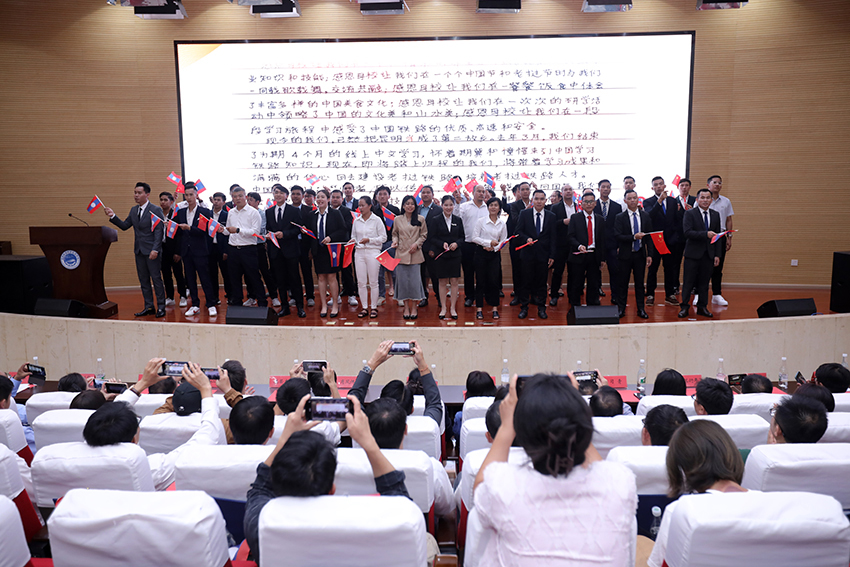 7月31日，昆明鐵道職業(yè)技術(shù)學(xué)院舉行援老撾鐵道職業(yè)技術(shù)學(xué)院項目教育能力建設(shè)教師培養(yǎng)班結(jié)業(yè)典禮。 昆明鐵道職業(yè)技術(shù)學(xué)院供圖