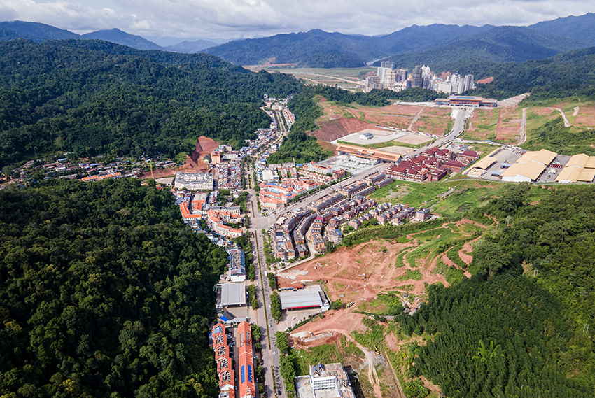 磨憨口岸俯瞰，右前方高層白色建筑群為老撾境內(nèi)。人民網(wǎng)記者 符皓攝