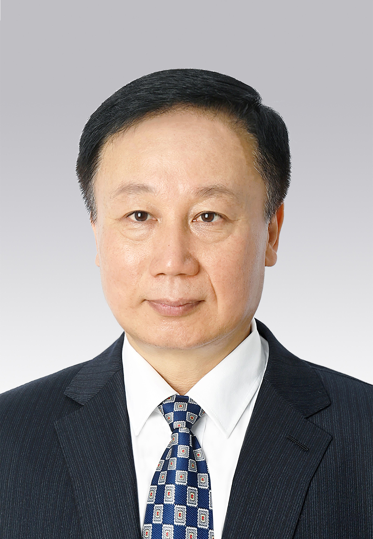 馬宏偉，男，滿族，1969年4月生，研究生學(xué)歷，中共黨員，現(xiàn)任人民日報社副總編輯。